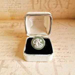 Wedgwood Sage Green Jasperware Large Cameo Signet Ring of Cupid Sharpening Arrows Sterling Silver 1975 Fully Hallmarked Optional Box