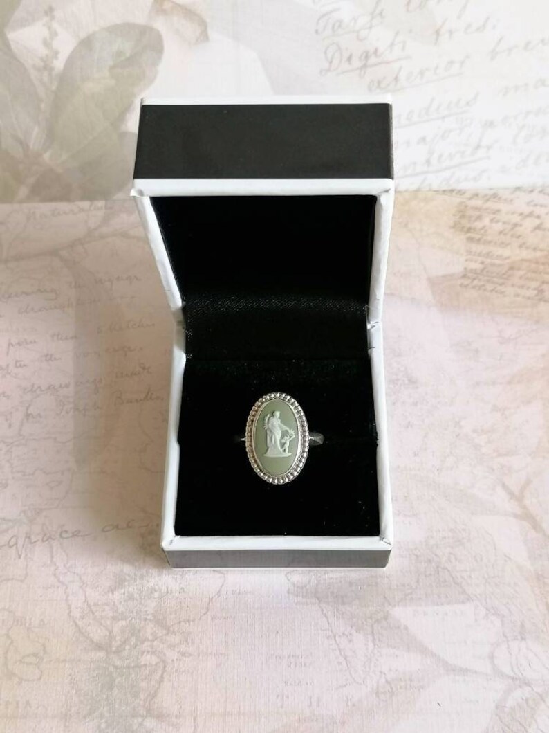 US-6.5 Wedgwood Ring Sage Green Jasper Cameo of Venus /& Cupid Size Small Fit UK: N Sterling Silver c1960s Oval Beaded Bezel Gift Boxed