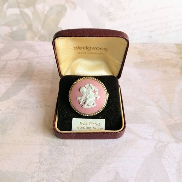 Roze Wedgwood Jasperware Cameo medium broche, 18K verguld sterling zilver, volledig HM jaren 1980 Cupido bespanboog, optionele Oxblood Box, ongebruikt