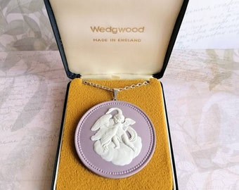 Seltene Flieder Medaillon Wedgwood riesige Kamee Anhänger Jasperware Amor und Schwan voll HM Sterling Silber 1970er Jahre schwere Kette Option Vintage Box