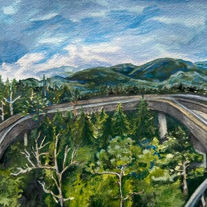 Könnte beinhalten: Ein Aquarellbild einer kurvigen Straße durch einen Wald, mit Blick auf Berge in der Ferne. Die Straße ist erhöht und schlängelt sich um einen Baumhain. Der Himmel ist bewölkt und blau.