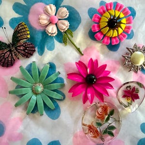 Vintage enamel flower brooch/Flower power brooch/flower brooch/mid century jewelry/mod brooch/mid century flower pin brooch