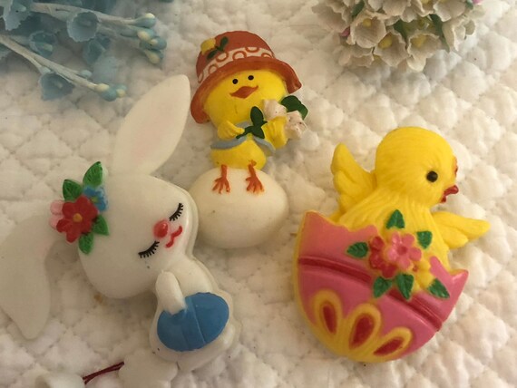 Vintage Easter bunny pull string pin brooch/Vinta… - image 2