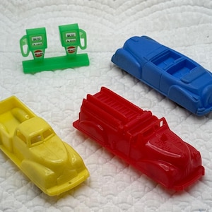 Vintage Renwal cars/mini gas pumps/Renwal and Manoil vintage cars/vintage cars and Gulf gas pumps/vintage toy cars