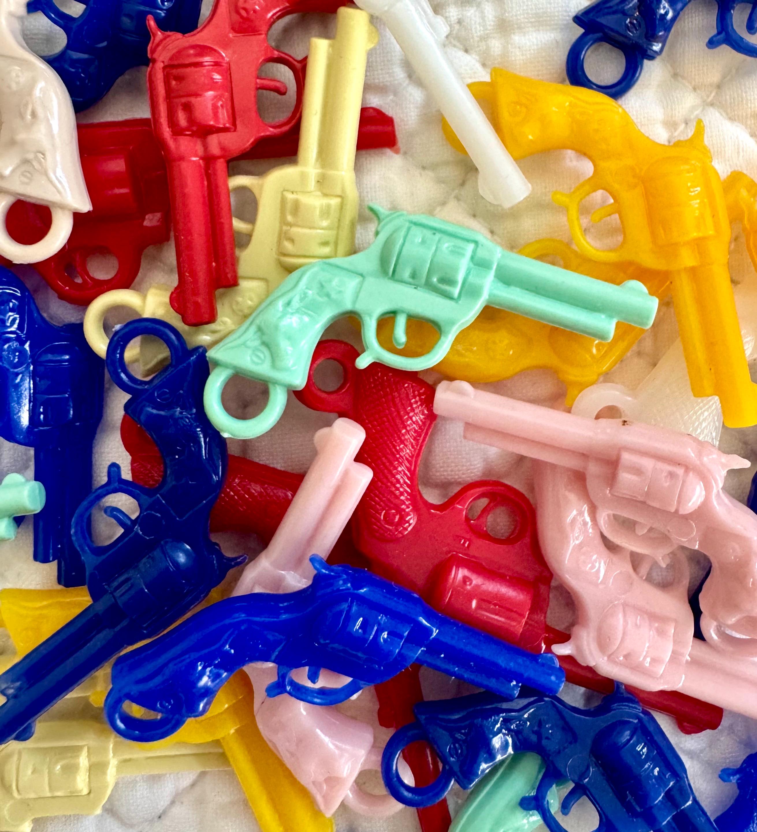 ヴィンテージプラスチック製ピストルチャーム4個セット／ヴィンテージ
