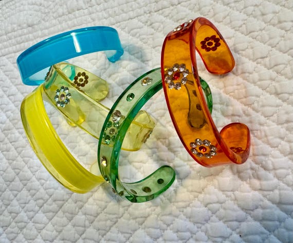 Vintage lucite bangle/polka dot chunky mod lucite… - image 3