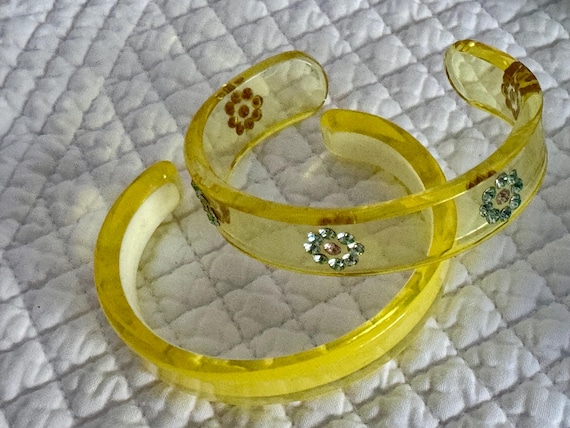 Vintage lucite bangle/polka dot chunky mod lucite… - image 4