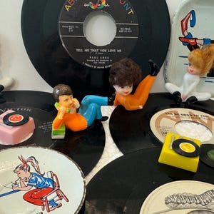 Vintage mini record player with records/Toy mini turntable/miniature teenage cake toppers/mid century teenage figures cake toppers