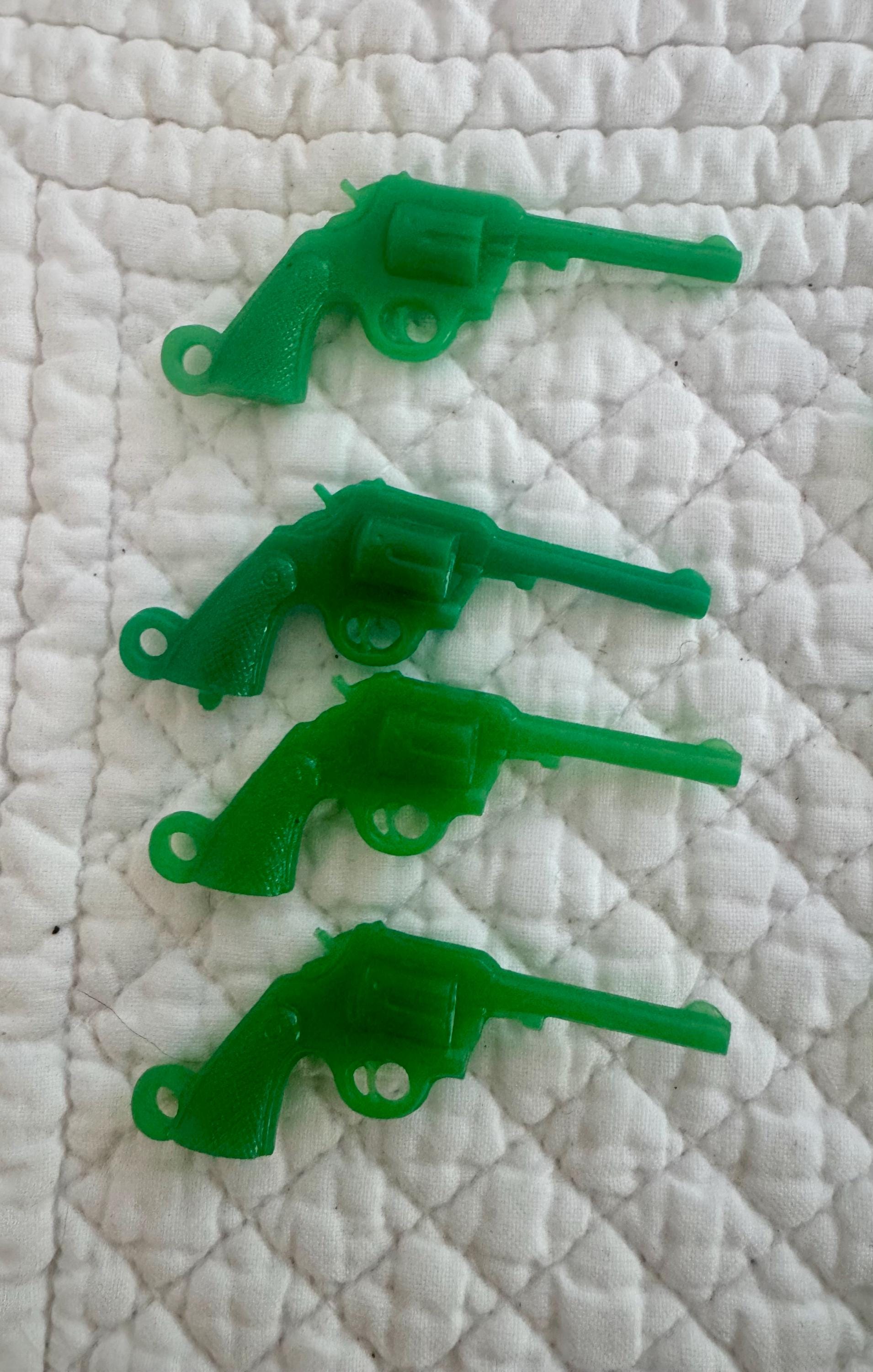 ヴィンテージプラスチック製ピストルチャーム4個セット／ヴィンテージ