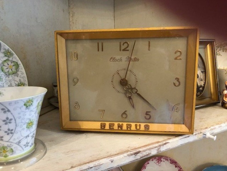 Vintage Benrus Art Deco Clock Radio Table Top
