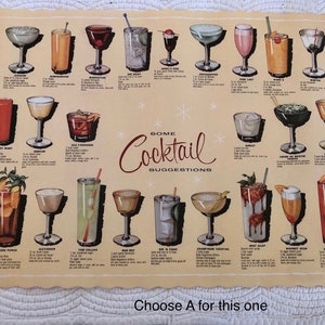 Könnte beinhalten: Ein vintage Cocktail-Rezept-Untersetzer mit Illustrationen verschiedener Cocktails und deren Namen. Der Untersetzer ist gelb mit braunem Rand und trägt den Text "Some Cocktail Suggestions".