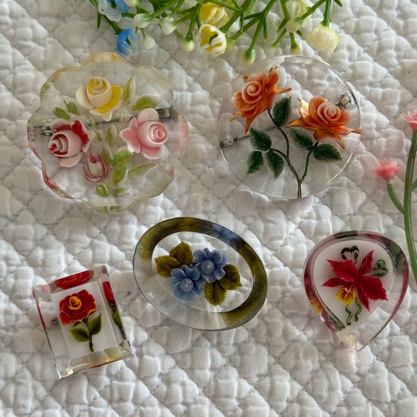 Vintage lucite flower brooch/Resin dried  Flower brooch/flower brooch/mid century resin jewelry/mid century boho dried flower brooch