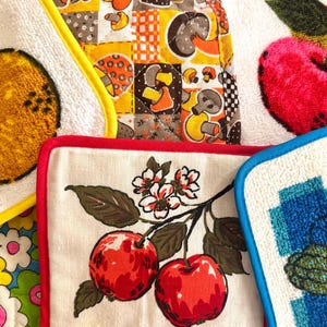Vintage terry pot holder /mid century terry oven mitts/mid century 1970s kitchen pot holder/vintage terry cloth /flower power hot pad