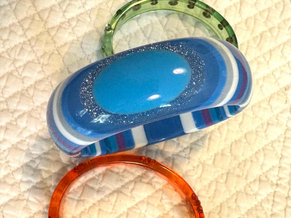 Vintage lucite bangle/polka dot chunky mod lucite… - image 9