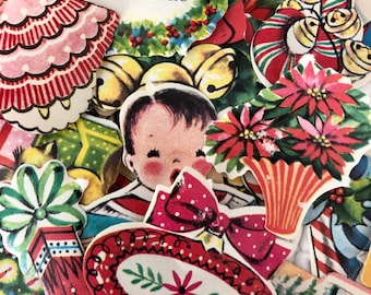 Könnte beinhalten: Eine Sammlung von Vintage-Weihnachtspapierausschnitten. Die Ausschnitte zeigen Bilder von Weihnachtssternen, Glocken, Schleifen und einem Kindergesicht. Die Worte "Merry Christmas" sind auf einem weißen Oval gedruckt, das von einem grünen Kranz umgeben ist.