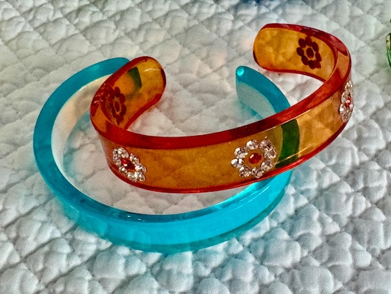 Vintage lucite bangle/polka dot chunky mod lucite… - image 5