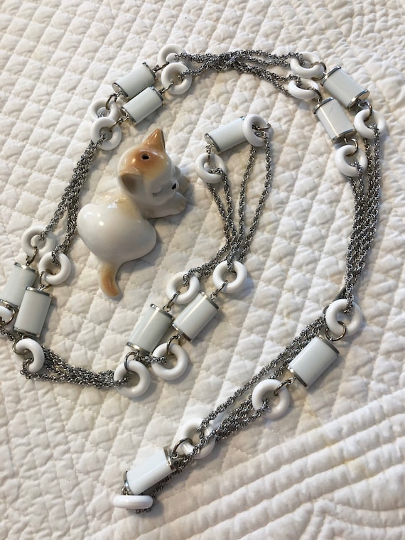 Vintage Hobe mod white necklace/long mod flapper n