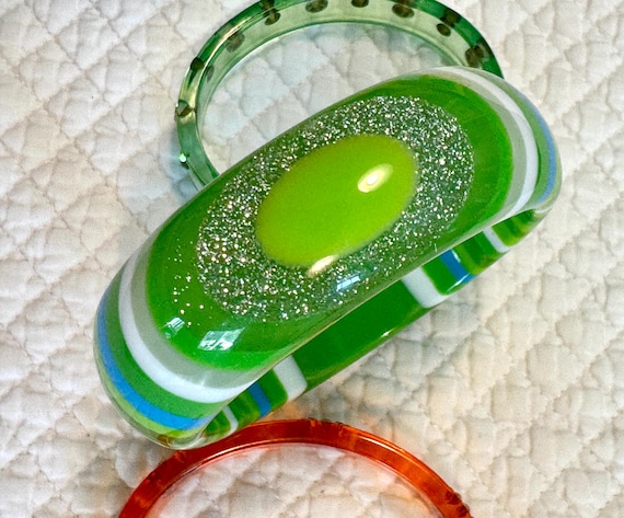 Vintage lucite bangle/polka dot chunky mod lucite… - image 8