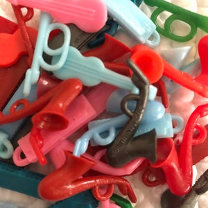 Vintage mixed instruments charms 6c/plastic instrument beads/plastic Hong Kong guitar charm/saxophone french horn charm/gumball charm/