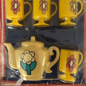 Vintage doll kitchen set/vintage mini tea set/vintage plastic mini kitchen toy/toy dimestore cooking set/Hong Kong toy
