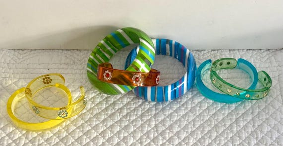 Vintage lucite bangle/polka dot chunky mod lucite… - image 1