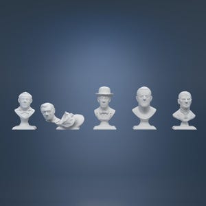 Könnte beinhalten: Ein Set aus fünf weißen, matten Büsten verschiedener Figuren, darunter eine mit Melone und Fliege, eine mit militärischem Kragen und eine mit einem abgetrennten Kopf, der neben dem Sockel liegt, alle in einer horizontalen Reihe angeordnet.