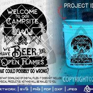 以下が含まれることがあります： キャンプをテーマにしたクーラーまたはバケツ用の白黒デザイン。デザインには焚き火、キャンプチェア、そして「ようこそ、私たちのキャンプ場へ ビールと焚き火があります。何がうまくいかないのでしょうか？」というテキストが書かれています。