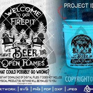 以下が含まれることがあります： 「Welcome to our Firepit We have Beer and Open Flames What could possibly go wrong?」というテキストが入った白黒のデザイン。デザインは、白い蓋が付いた青いバケツに施されています。デザインは、木目模様の白い背景にも施されています。