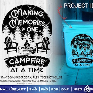 Herinneringen maken, één kampvuur tegelijk 03 SVG knippen of afdrukken DIYArt Camping herinneringen Adirondack stoelen bomen Happy Camper RV bord emmer citaat