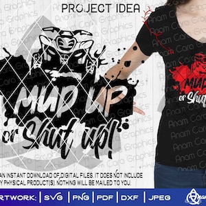 Puede incluir: Camiseta negra con cuello en V con el texto "MUD UP or Shut up!" en blanco, con un gráfico negro de un vehículo y un diseño de salpicaduras rojas. La imagen también incluye el texto "PROJECT IDEA".