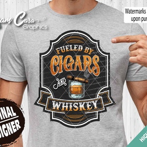 Etiqueta vintage "Impulsado por puros y whisky" / Impresión artística por sublimación PNG DTF a todo color / Divertido aficionado a los puros, fumador, fuma un puro y whisky