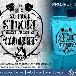 以下が含まれることがあります： 「It's so much s'more than just a campfire」というテキストが入った白黒のグラフィックデザイン。デザインは白い背景にあり、黒い円に囲まれています。デザインは青いバケツにもあります。