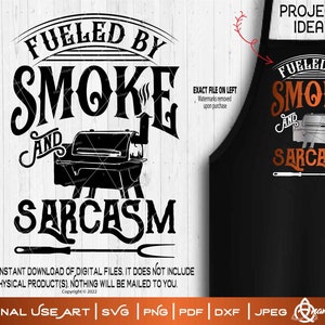 Puede incluir: Diseño gráfico en blanco y negro con una parrilla y el texto "Fueled by Smoke and Sarcasm". El diseño es perfecto para un delantal de parrilla o una camiseta.