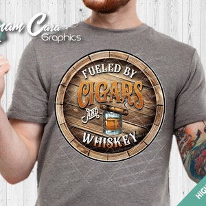 Impulsado por puros y whisky / Arte de impresión por sublimación PNG DTF a todo color / Divertido aficionado a los puros, fumador, fuma un puro, whisky, quema vintage