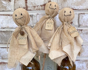 Ghost Pokes, Primitive Ghosts, Primitive Halloween Decor, Halloween Ghost Family, Farmhouse Halloween, Spooky Ghost, Halloween Gift Ideas