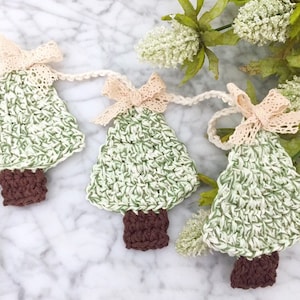Christmas Tree Farmhouse Garland, Crochet Holiday Tree Banner, Xmas Decor, Rustic Primitive Mantle Decor, Christmas Gift For Mom,