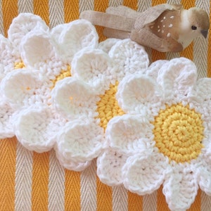 Crochet Daisy Coasters, Daisy Mug Rugs, White Flower Coaster Set, Daisy Kitchen Decor Gifts, Easter Table Decor, Mothers Day Gift for Mom,