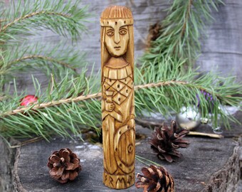 Freya - Hand geschnitzte nordische Göttin Figur. Holzstatuette aus Lindenholz (18cm)