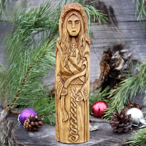 Big hand crafted wooden Statue of Skadi. Norse Goddess Skadi.  Viking&#39;s goddesses. Hand crafted wooden Statue. Skadi statue.