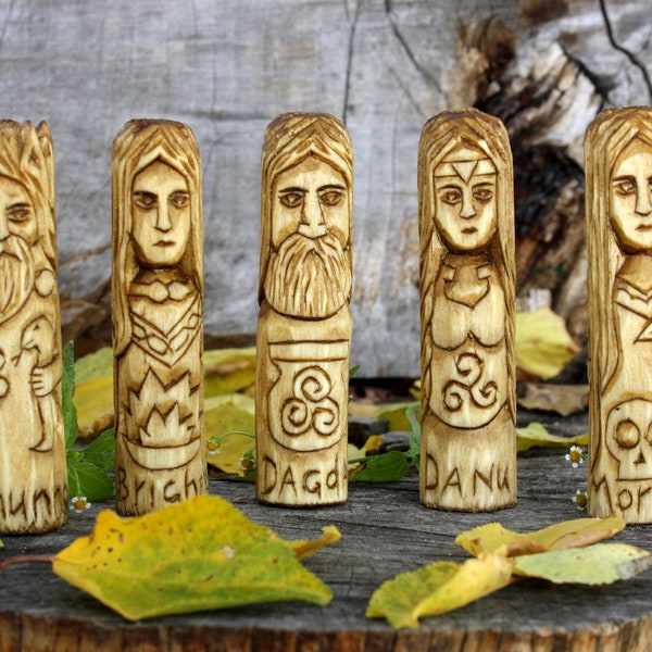 Petit autel celtique en bois. Statue fabriquée à la main. Danu Dagda Brighid Cernunnos et Morrigan