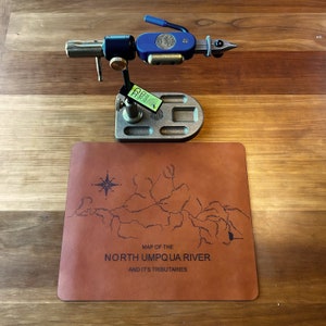 Leder-Fliegenbinden Vise Pad. Mit einer genauen Karte Ihrer Lieblingsfluss und ihren Nebenläufen.Perfekte Ergänzung zu Ihrem Schraubstock / Schreibtisch.