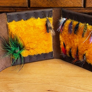 Handgemaakte leren vliegenportemonnee voor Steelhead/Salmon Flies.  Rustieke en functionele manier om je favoriete vliegen onder de aandacht te brengen. Kan worden gepersonaliseerd.