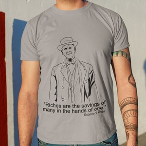 労働者の権利を擁護: ユージン・デブスの名言「富は多くの人の貯蓄を一人の手に」Tシャツ