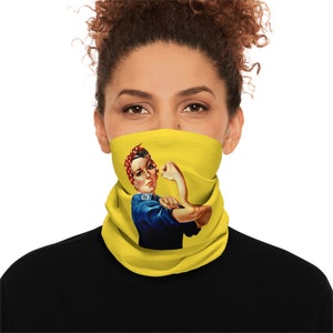 Puede incluir: Máscara facial amarilla con una imagen vintage de una mujer con el puño en alto. La mujer lleva una camisa azul y una bandana roja. El texto "We Can Do It!" no es visible en la imagen.
