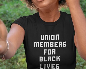 以下が含まれることがあります： 「Union Members For Black Lives」と白文字で書かれた黒いTシャツです。