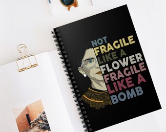 RBG & フリーダ・カーロジャーナル。あなたの考えを記録し、「花のように脆くない、爆弾のように脆い」からインスピレーションを得てください。