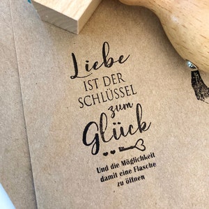 Stempel HOCHZEIT Liebe ist der Schlüssel zum Glück und die Möglichkeit eine Flasche zu öffnen