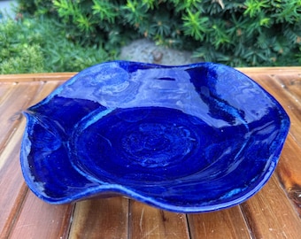 Tigela decorativa azul de cerâmica feita à mão