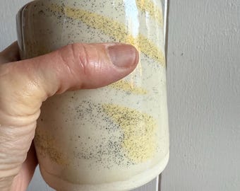 Copo de cerâmica feito à mão com redemoinho de porcelana amarela