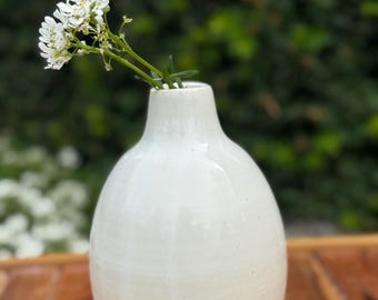 Vaso de cerâmica branca feito à mão